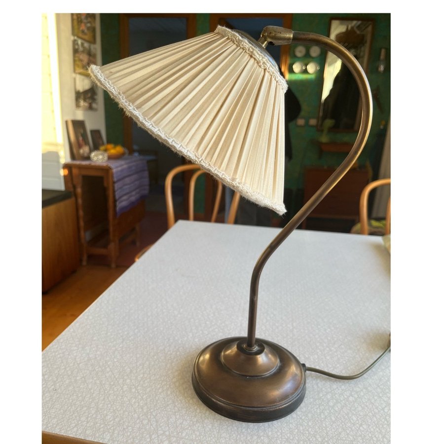 Snygg bordslampa med böjd arm charmig gammal stil