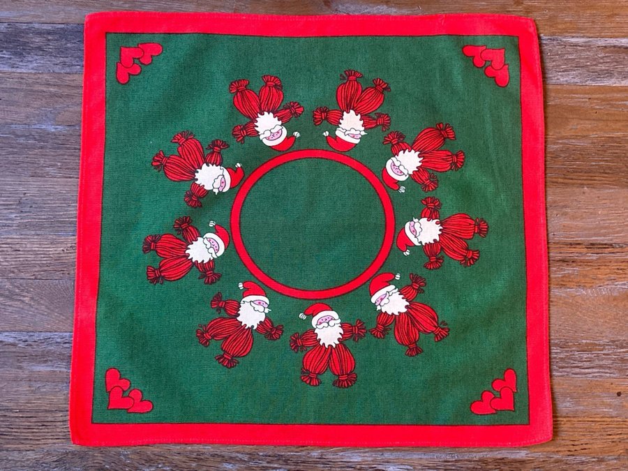 Liten röd / grön julduk 44x40 cm med tomtar från finska Finlayson duk tomte jul