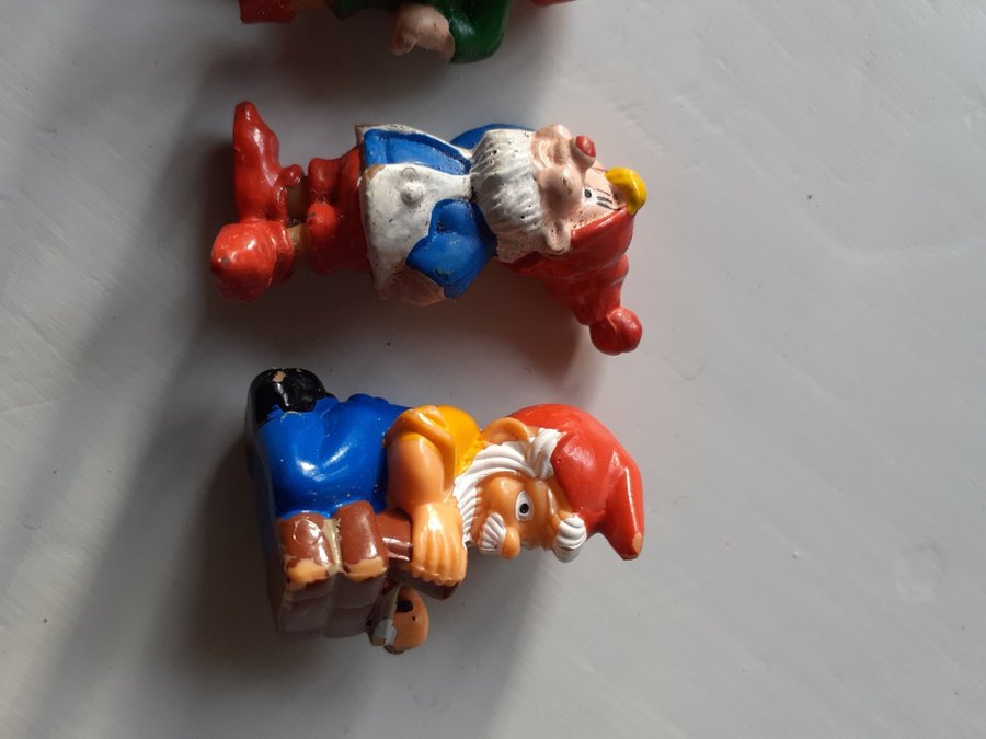 Tomtar i plast från kinder egg