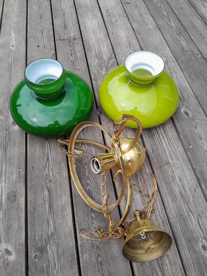 Retro taklampa i mässing med 2 gröna glas