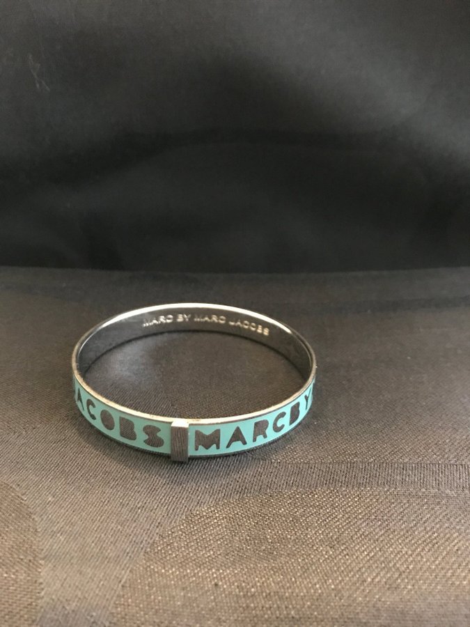 Tuff armring i silvermetall och blå emalj från Marc by Marc Jacobs