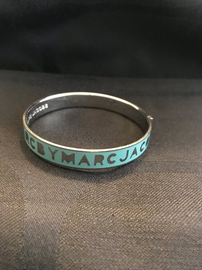 Tuff armring i silvermetall och blå emalj från Marc by Marc Jacobs