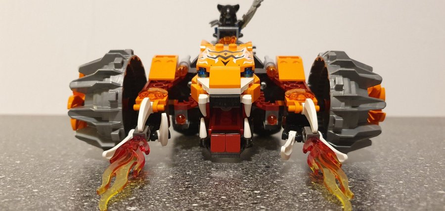 LEGO Legends of Chima 70222 - Tormak's Shadow Blazer