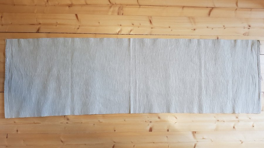 Mormors somriga löpare, duk i grönt/vitt. Lika på båda sidor: Mått 115x34 cm.