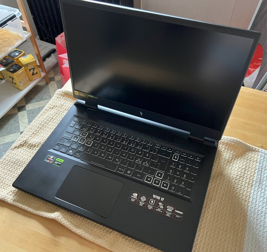 Acer Nitro 17 + ASUS TUF Gaming VG27AQ1A