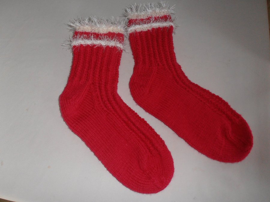 Julklappstips, handstickade nya röda sockar i ull, str- 38-39