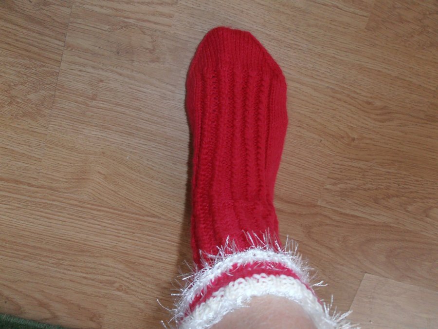 Julklappstips, handstickade nya röda sockar i ull, str- 38-39