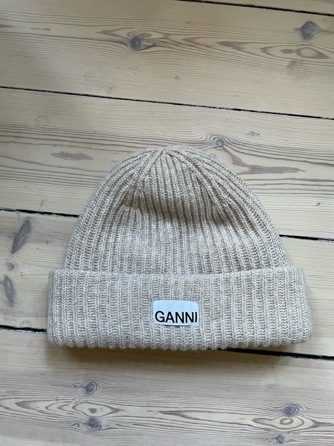 Ganni beige mössa