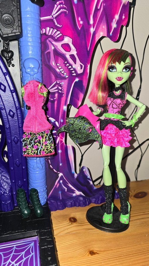 Monster High - Venus McFlytrap I love (heart) fashion VS ghouls night out