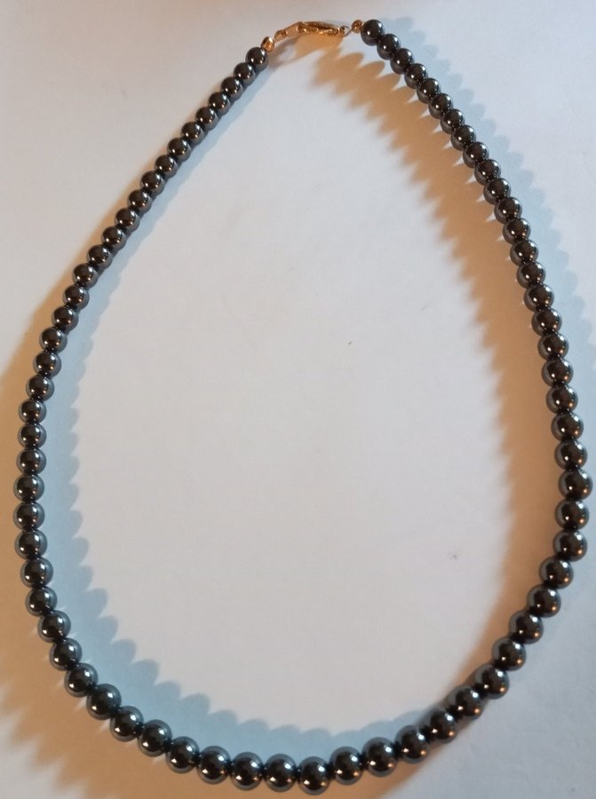 Halsband, hematit, lås i gulmetall, ca 42cm