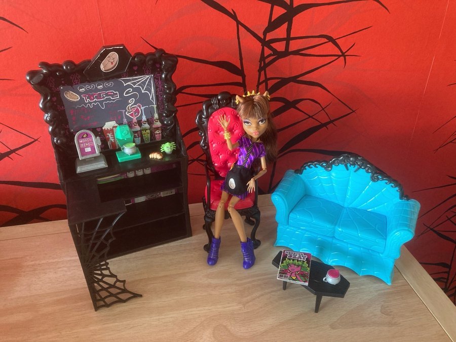 Monster High Clawdeen Wolf + Coffin Bean Set