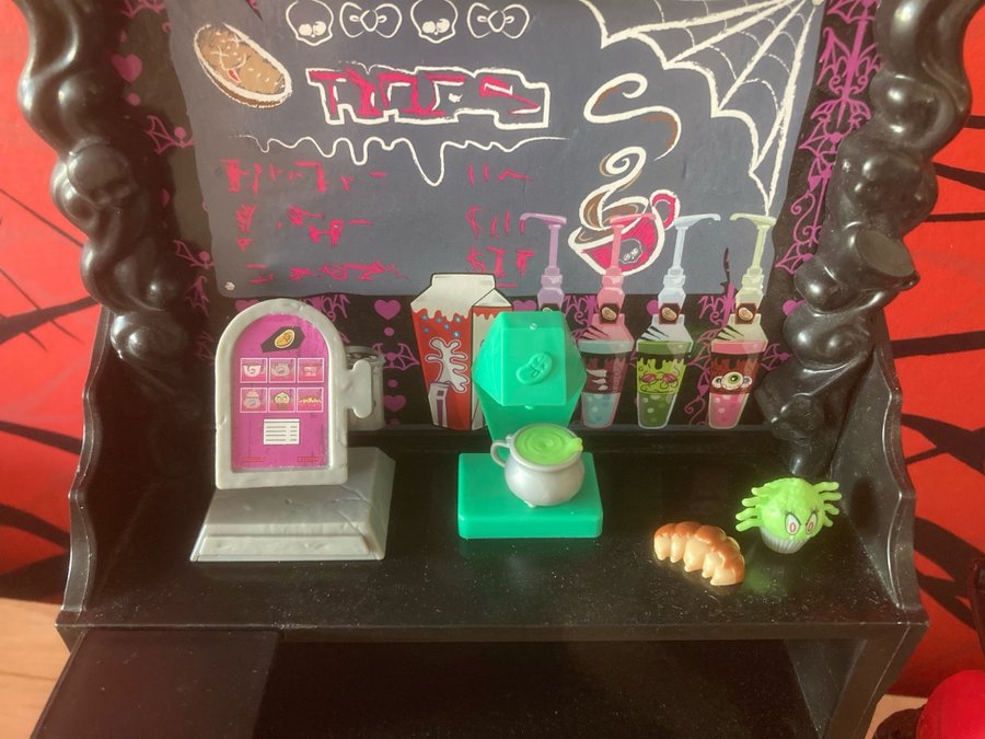 Monster High Clawdeen Wolf + Coffin Bean Set