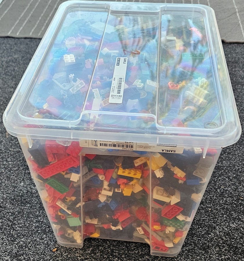 Lego-klossar i stor låda 6.6kg