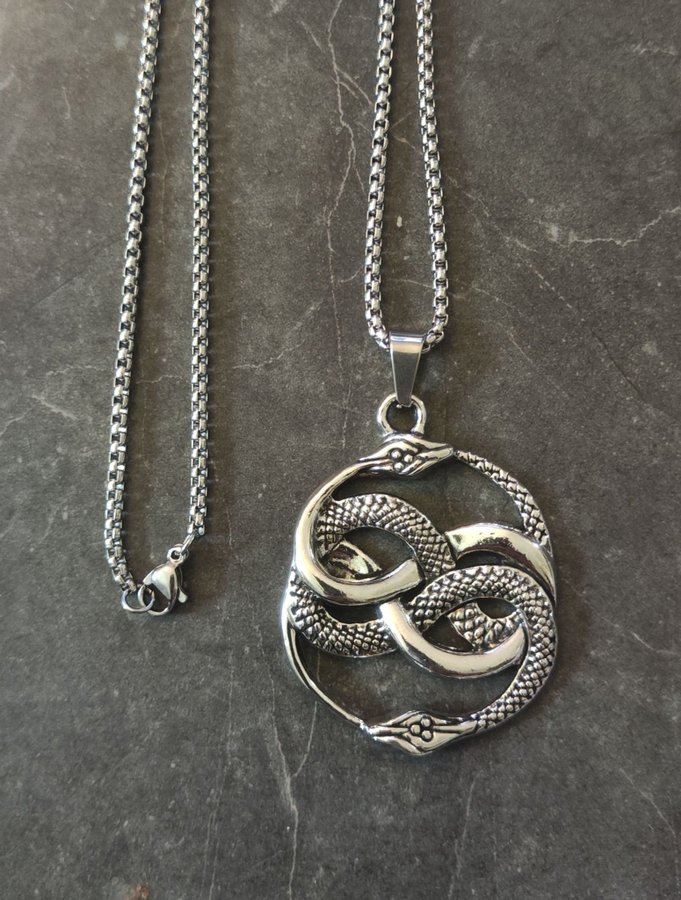 Ouroboros / uroborus halsband Två ormar som biter varandras svans Hjulorm