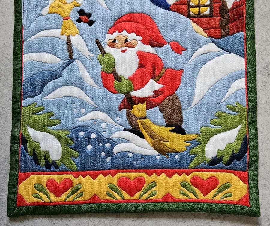 Stor GOD JUL bonad, handbroderad m röd metall hängare. Brodyren täcker allt.