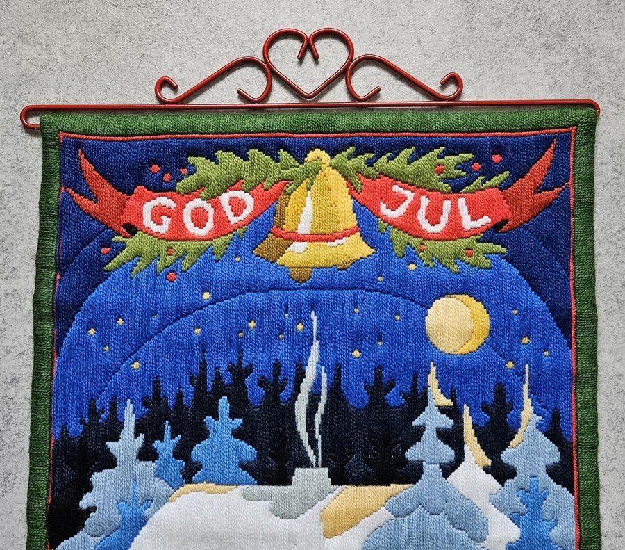 Stor GOD JUL bonad, handbroderad m röd metall hängare. Brodyren täcker allt.