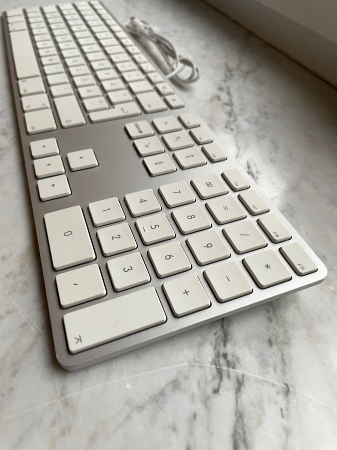 Apple Wired Keyboard Tangentbord USB Svenskt Aluminium A1243