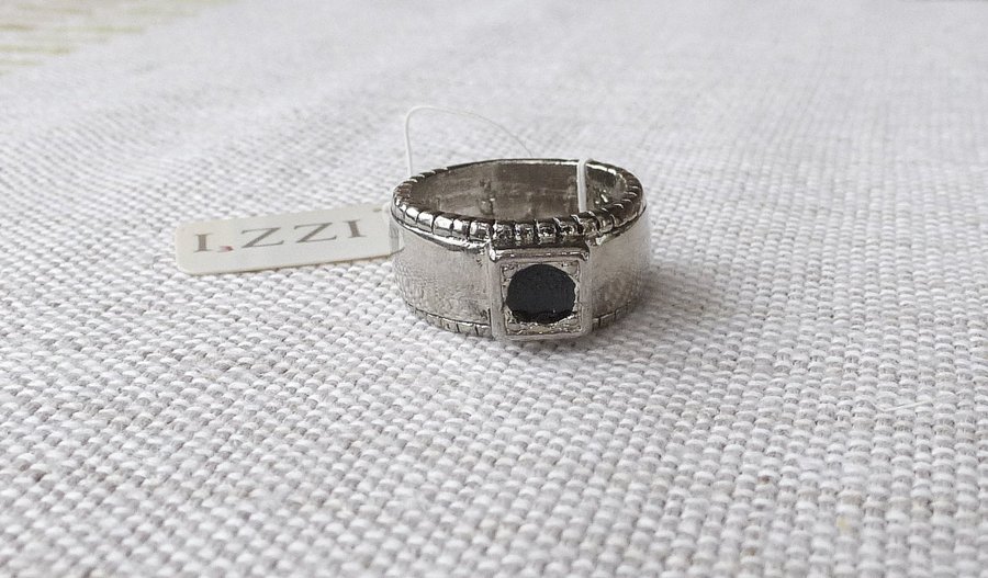 Ny ring i nickelfri metall med snyggt reliefmönster runt kanterna, 18/M