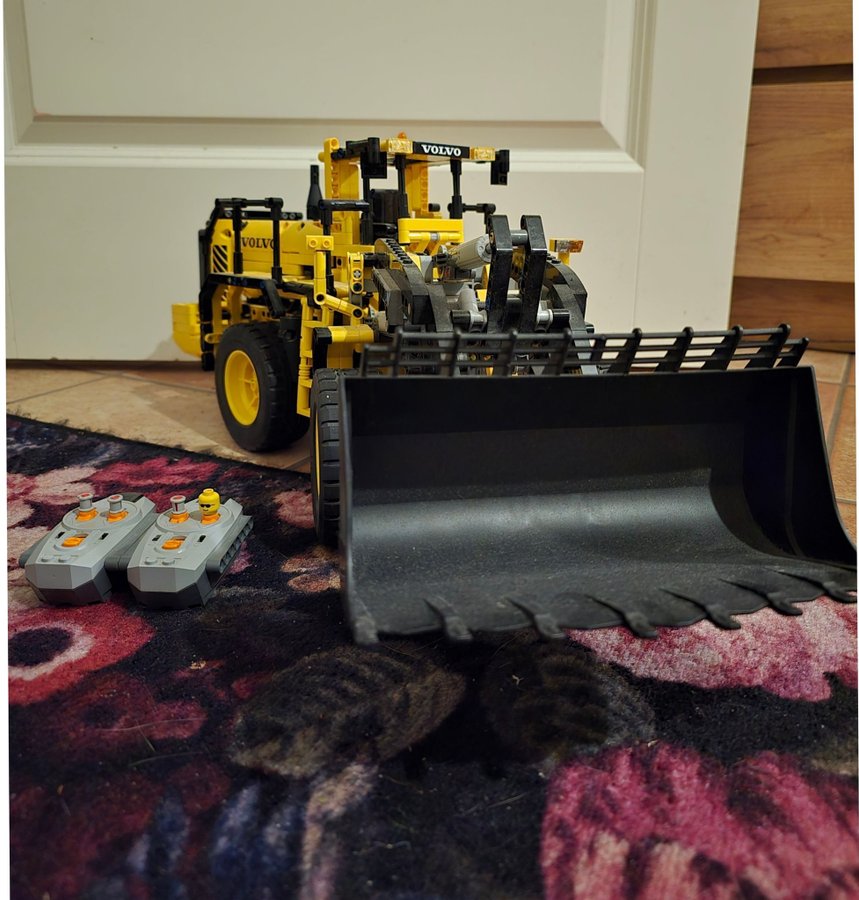 Lego Technic Volvo L350F