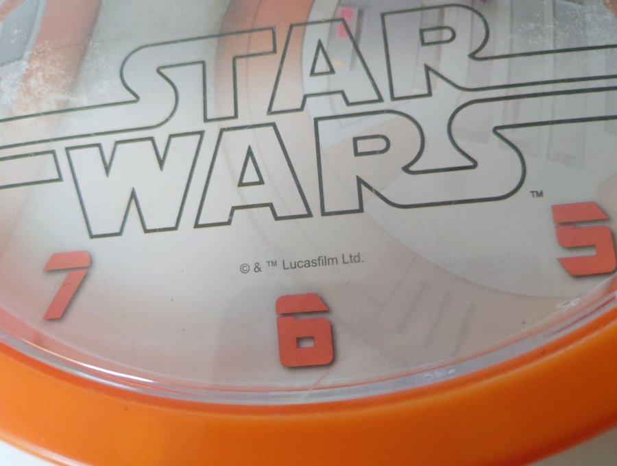 STARWARS väggklocka i plast - Orange Batteridriven Klocka