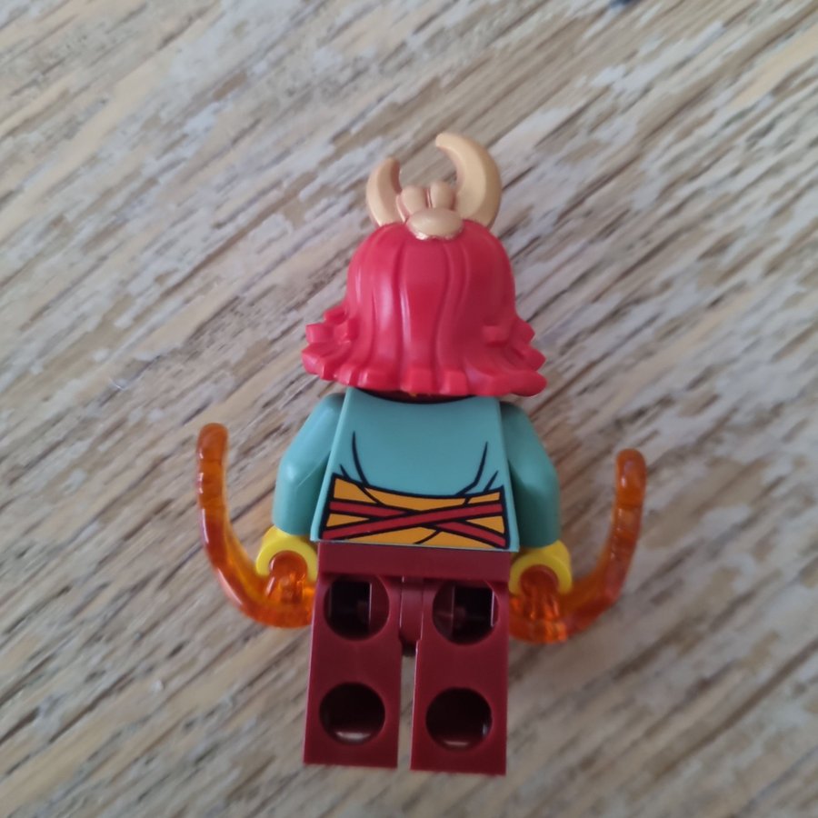 LEGO Ninjago Wylfyre sandgreen robe njo823. I princip oanvänd och nära nyskick