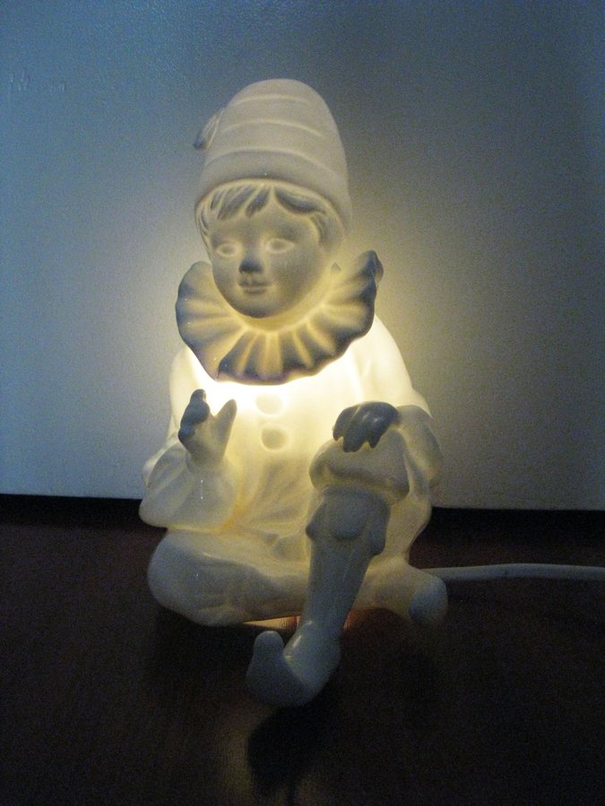 Vintage Porslin Bordslampa i form av en Pojke Pierrot clown 70 – 80 Tal