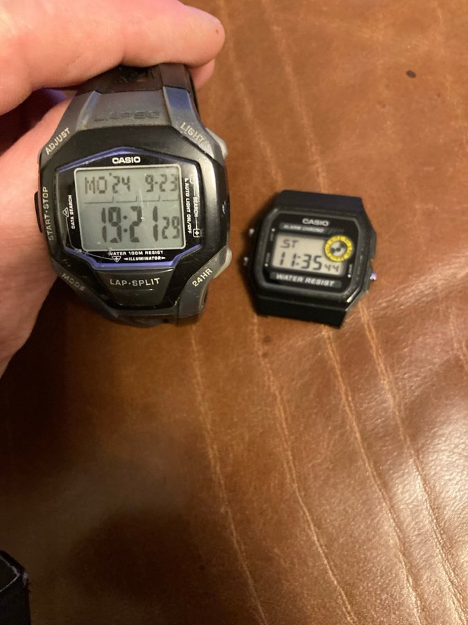 2 st Casio digitalklockor