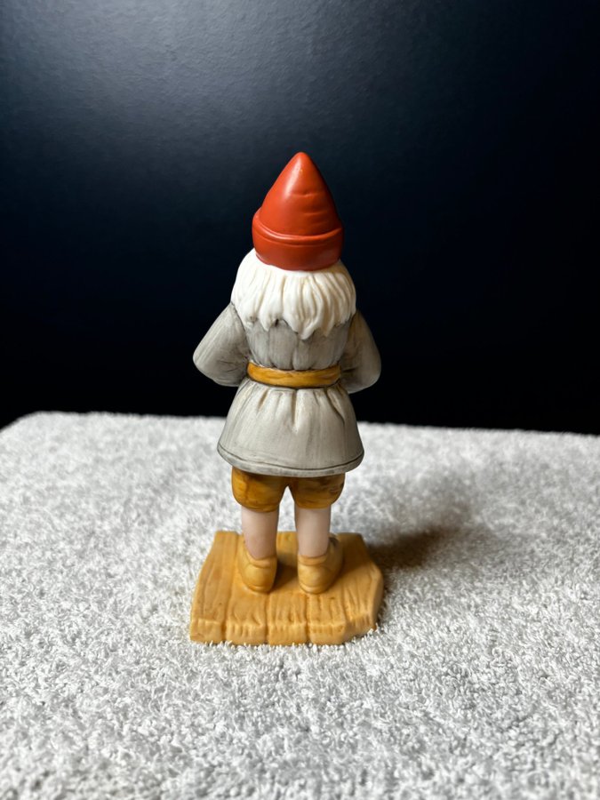 Tomte i handmålat porslin - Jenny Nyström - Stiftelsen Kalmar läns museum