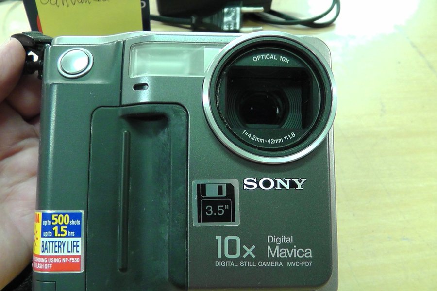 Tidig Sony Digitalkamera Mavica MVC-FD7 från 1995?