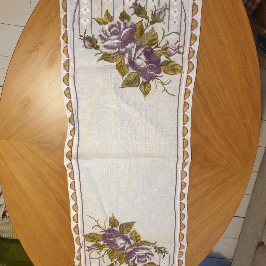 Underbar Broderad bordslöpare med rosor 100×34cm