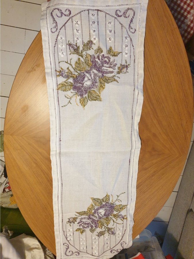 Underbar Broderad bordslöpare med rosor 100×34cm