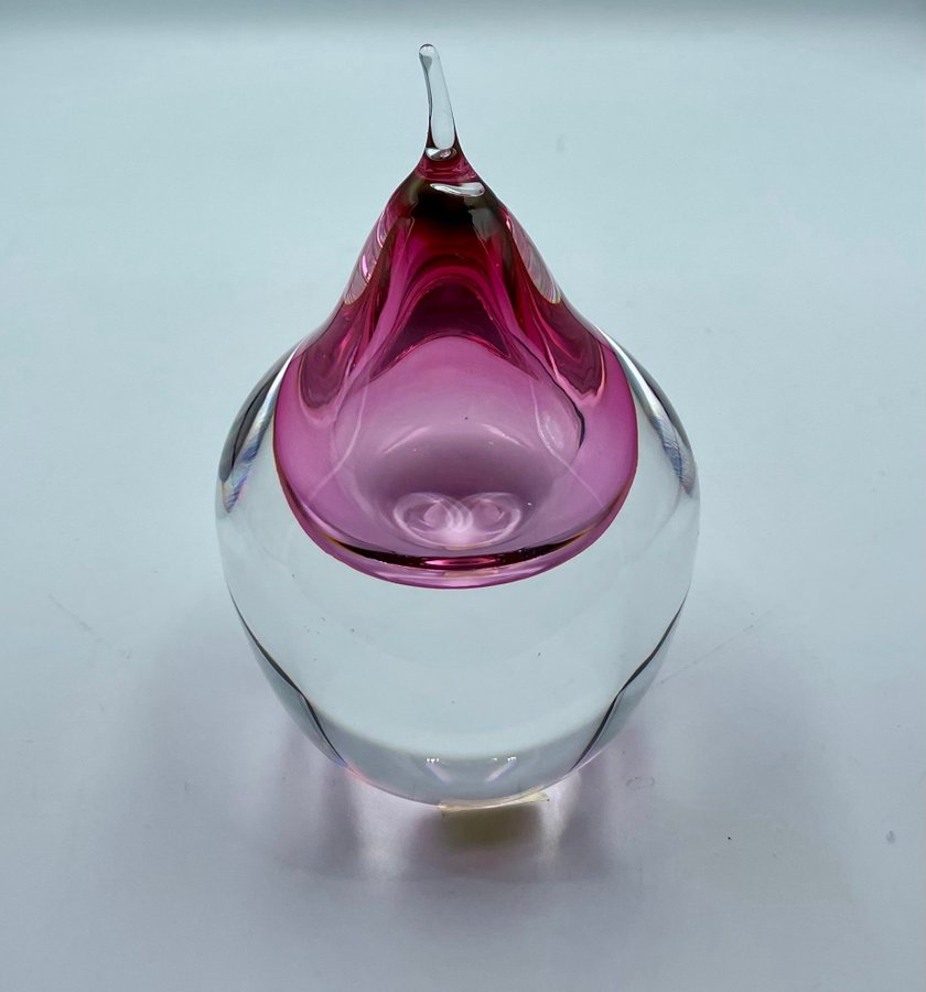 Fint päron i rosa glas design av Hanne Dreutler för Studio Åhus