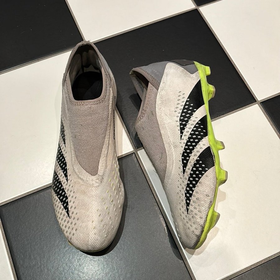 Adidas Predator Fotbollsskor gräs/konstgräs stl 40