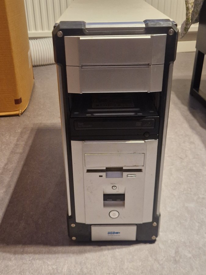 Äldre Datorchassi med 370w nätagg ATX 2.0 Minitower floppy och dvrom medföljer