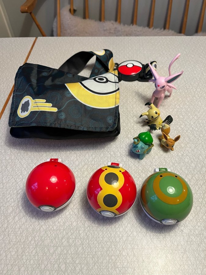 Pokémon, pokébollar, väska samt figurer