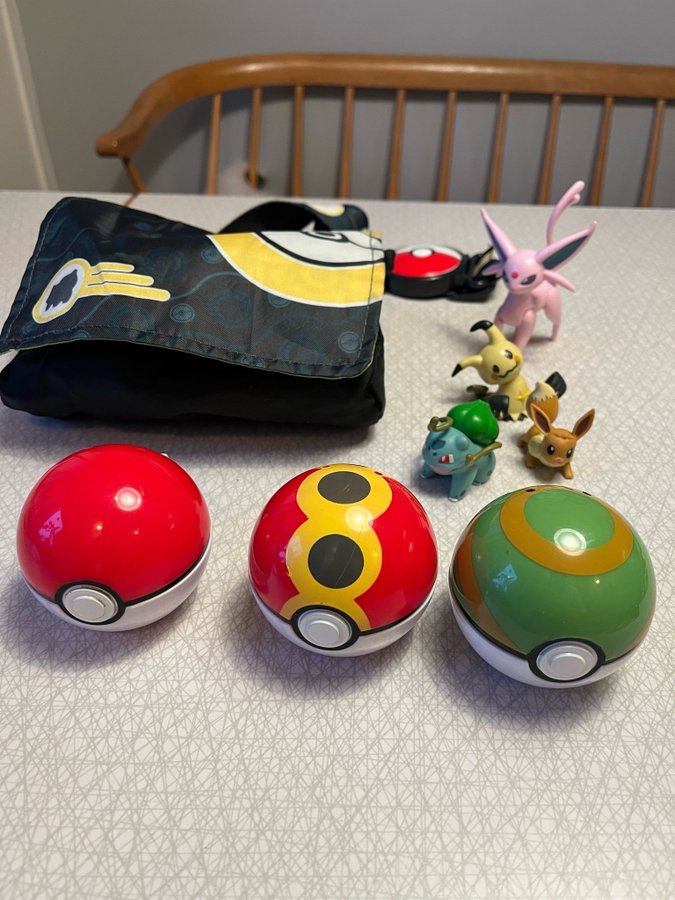 Pokémon, pokébollar, väska samt figurer