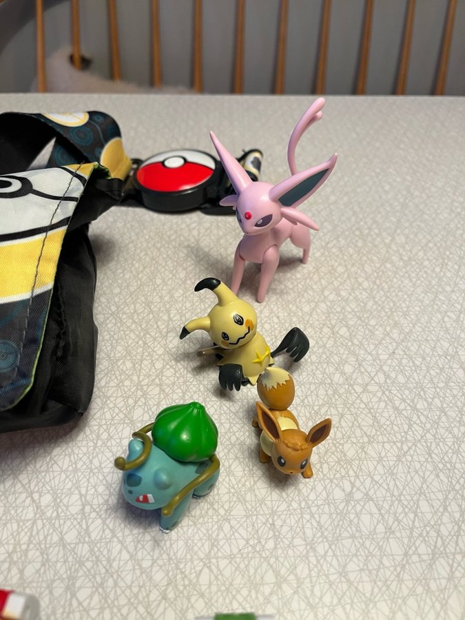 Pokémon, pokébollar, väska samt figurer