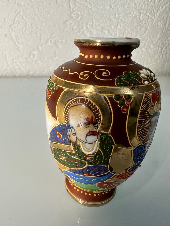 Japanische Vase mit Goldverzierungen