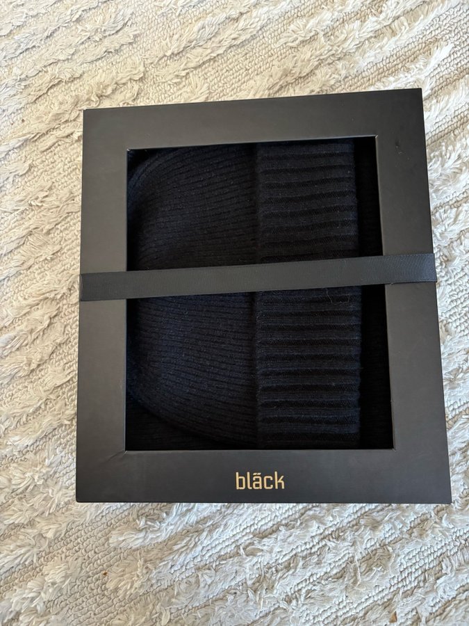 Blåck gift box svart mössa och halsduk