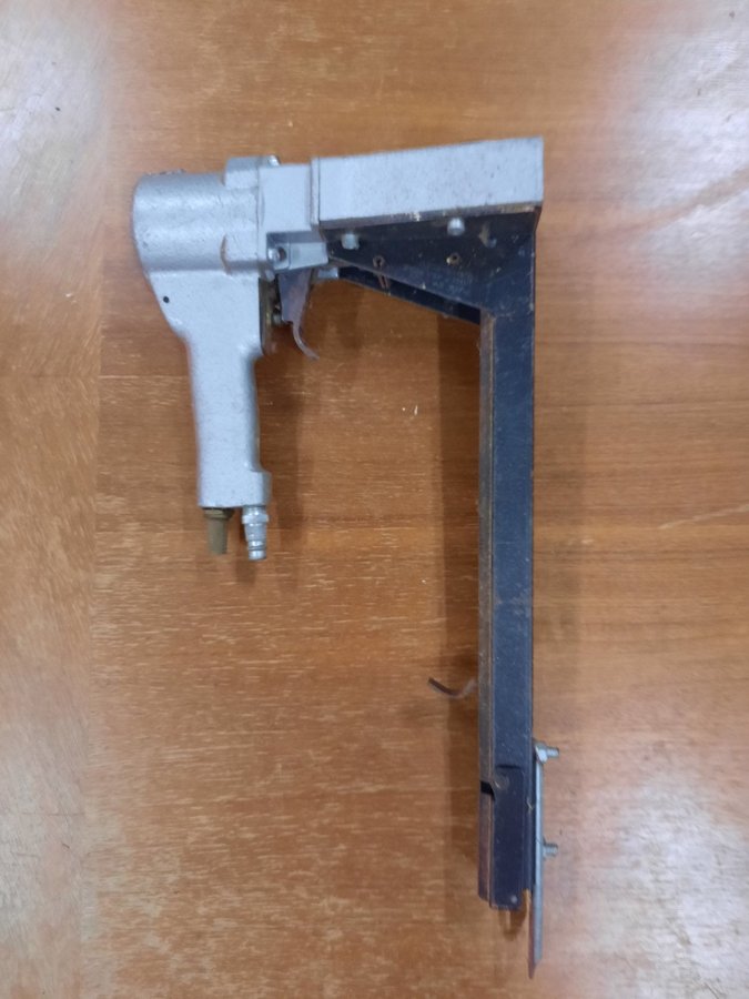 Pneumatisk häftpistol för klamrar ca 3 cm