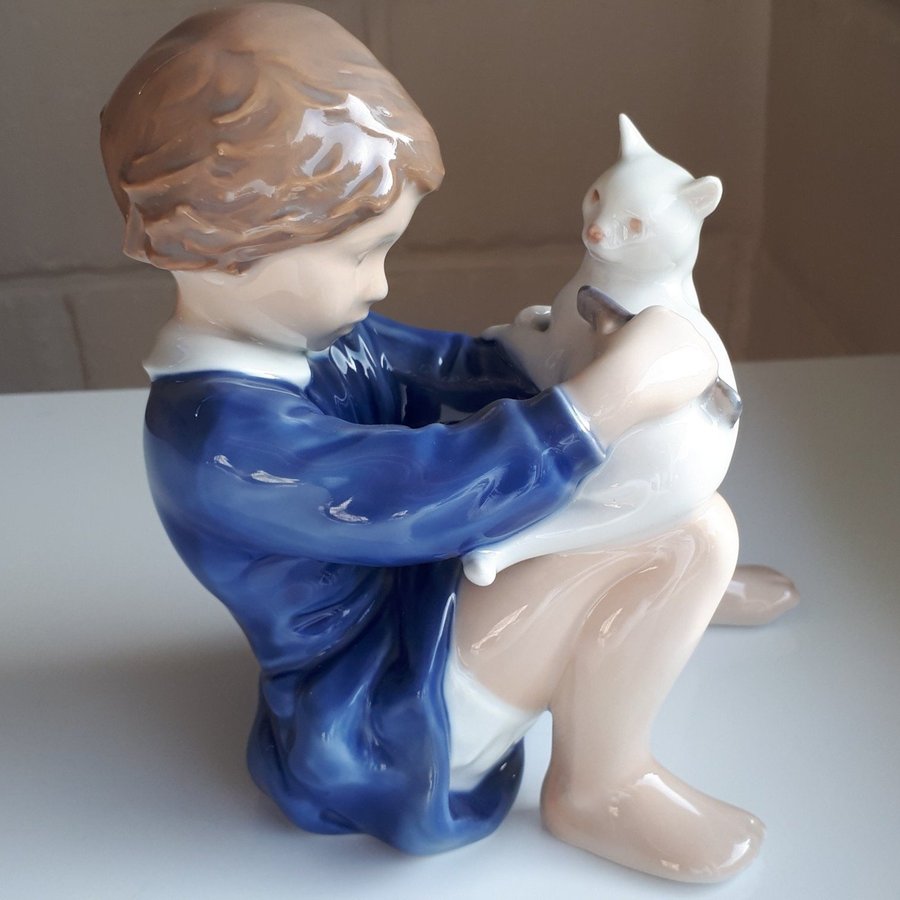 Rare 1970s Royal Copenhagen Perfect 4631 Flicka med Katt Porslin Figur. Pige Kat