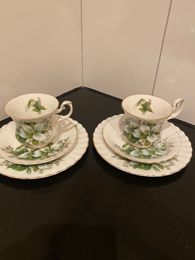 2st Trillium Bone China Royal Albert Kaffekoppar med fat och assietterna