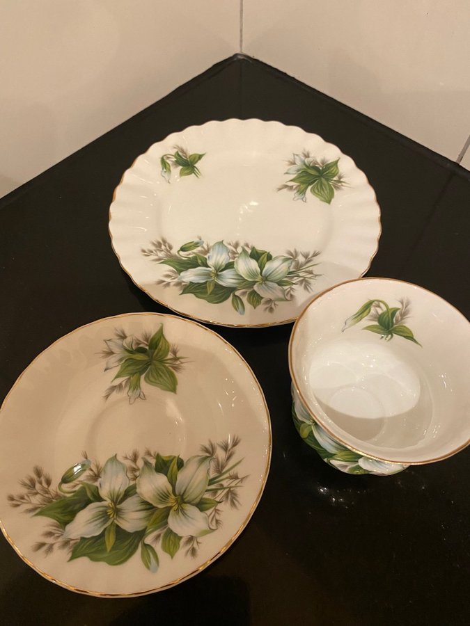 2st Trillium Bone China Royal Albert Kaffekoppar med fat och assietterna