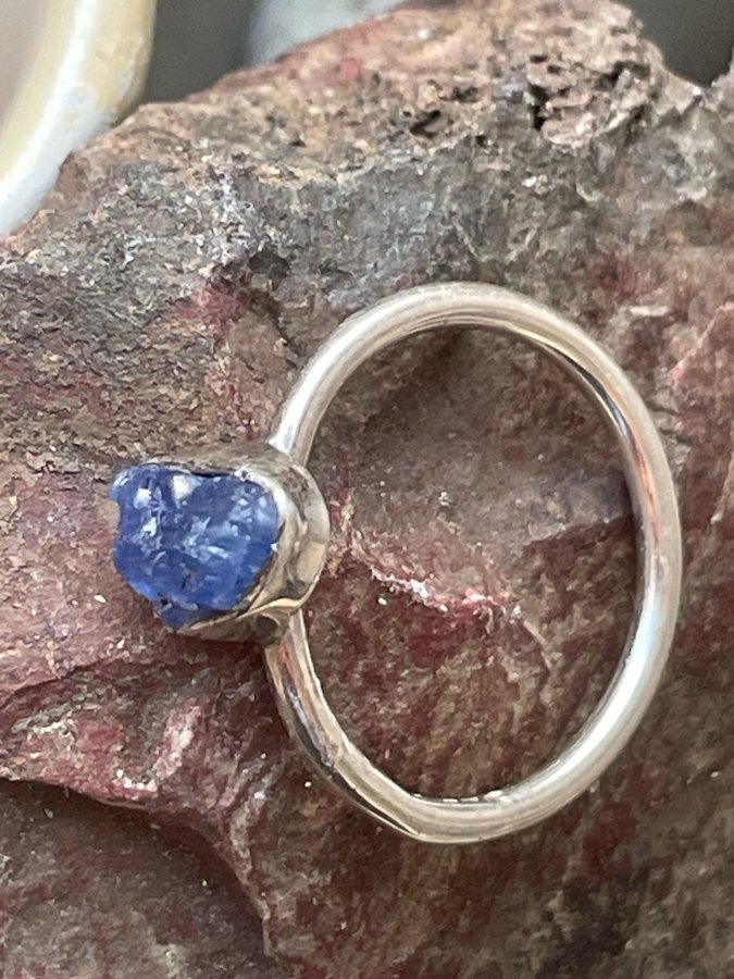 UNIK HANDGJORD RING NATURLIG OBEHANDLAD RÅ SAFIR ÄKTA STERLING SILVER 925.