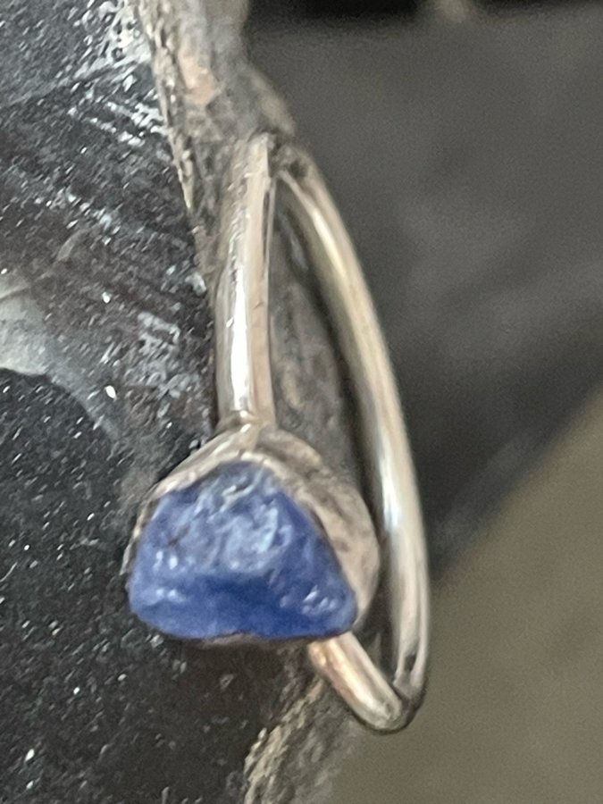 UNIK HANDGJORD RING NATURLIG OBEHANDLAD RÅ SAFIR ÄKTA STERLING SILVER 925.