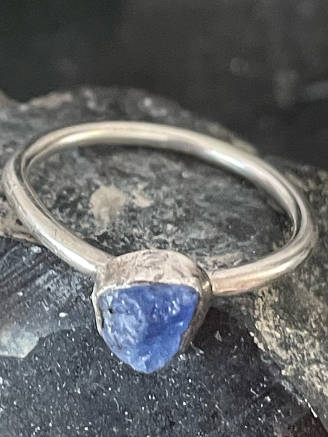 UNIK HANDGJORD RING NATURLIG OBEHANDLAD RÅ SAFIR ÄKTA STERLING SILVER 925.