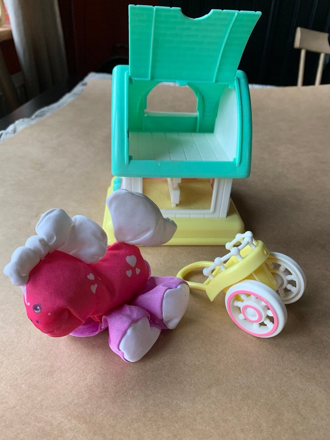 Fisher-Price. Smooshees Magic Ranch. Hus med docka och vagn.