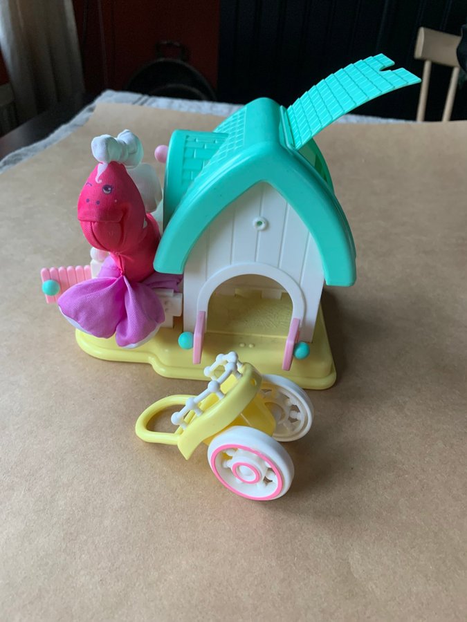 Fisher-Price. Smooshees Magic Ranch. Hus med docka och vagn.