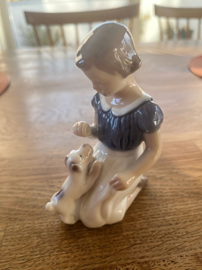 Royal Copenhagen Figur - Flickan med hunden