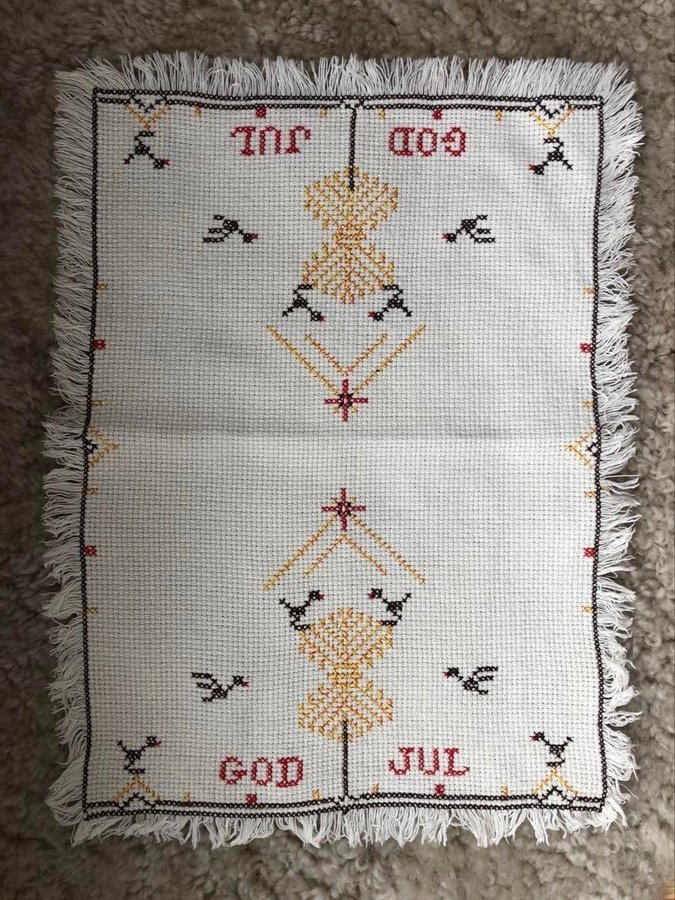 Liten vintage julduk/löpare med broderar motiv av kärve och fåglar.